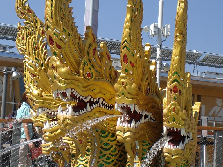 Oro. Naga, il serpente reale di fronte al padiglione della Thailandia